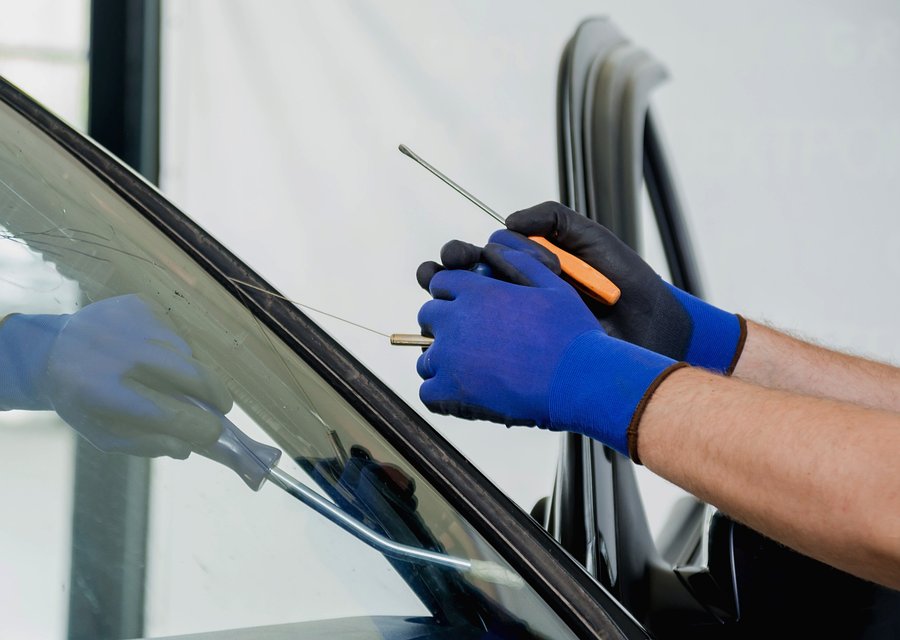 Auto glass work in Groveland