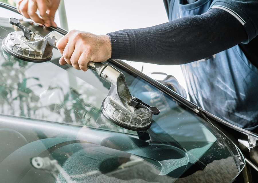 Auto glass work in Pontiac