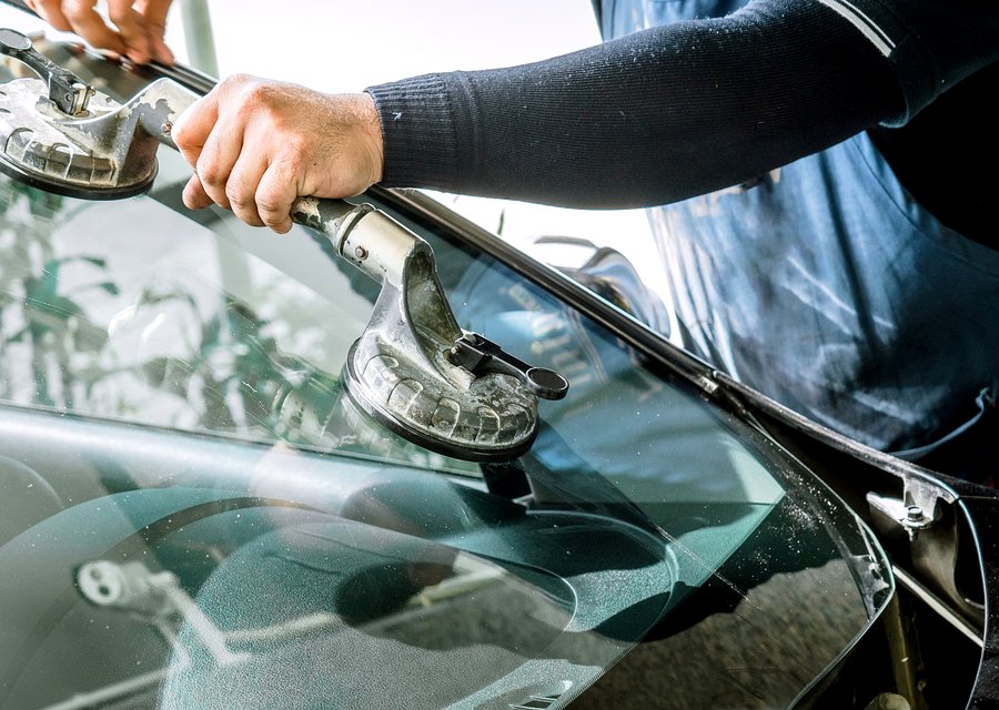 Auto glass work in Algoma