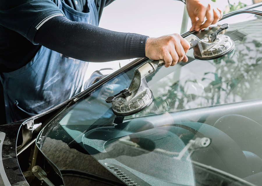 Auto glass work in Holmes Beach