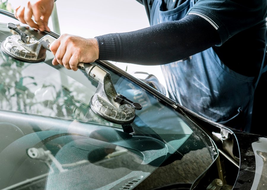 Auto glass work in Sedan