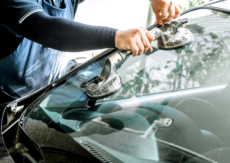 Auto glass work in Center Line