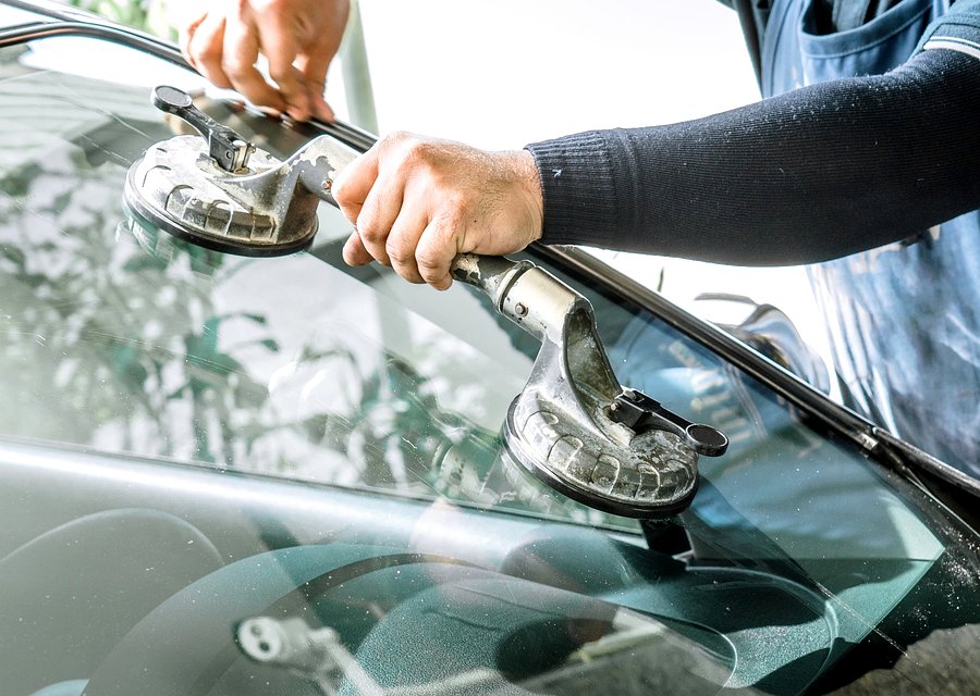 Auto glass work in Auburndale