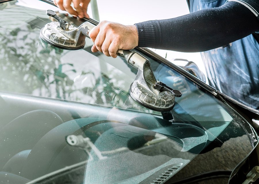 Auto glass work in Holland